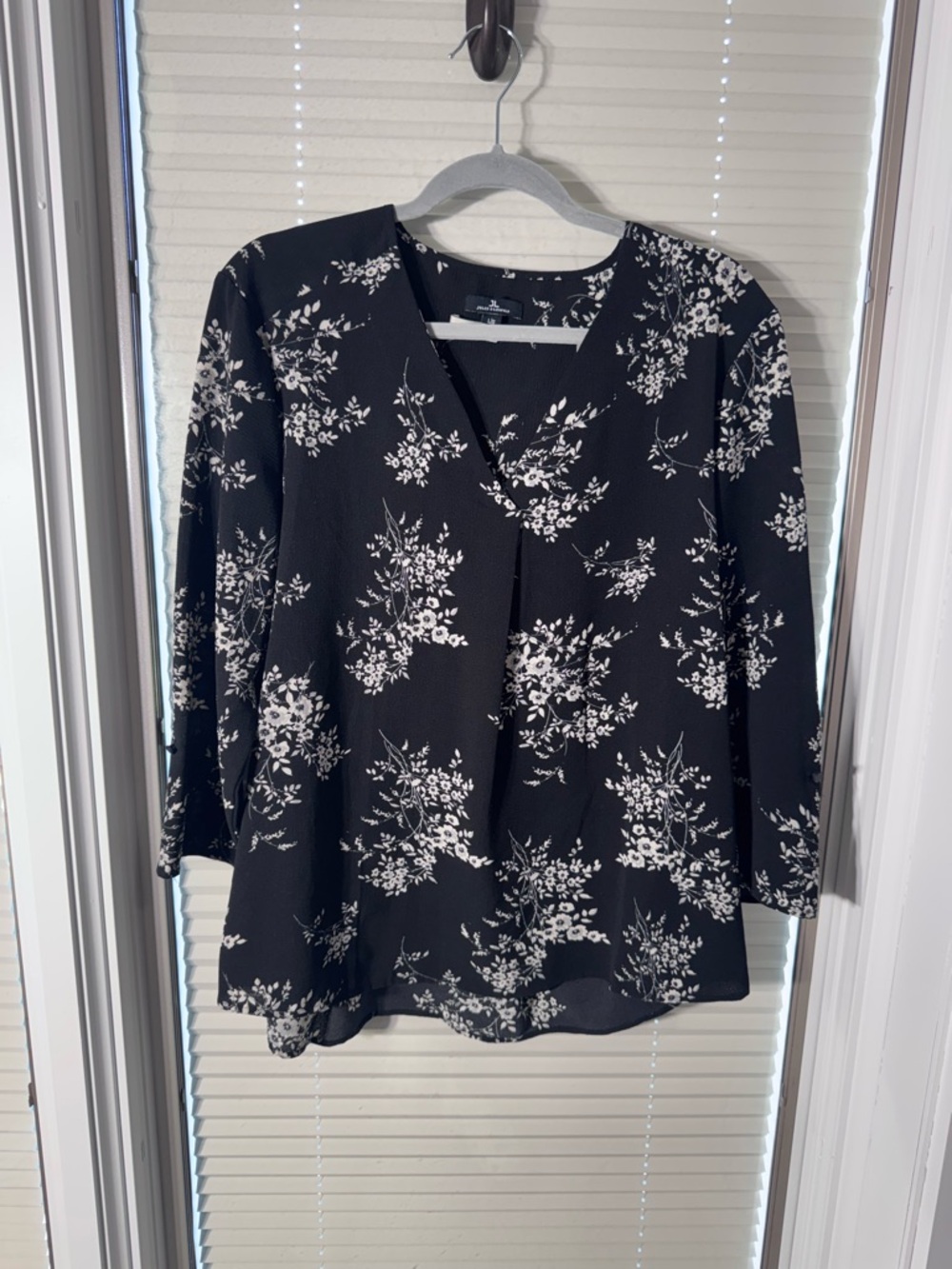 Jules & Leopold Black Floral V-Neck Blouse